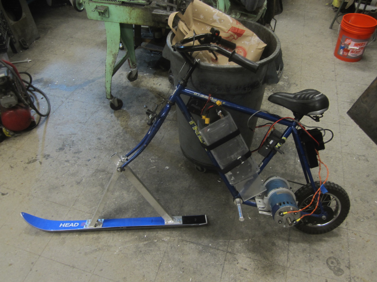 Brems-Chopper with front wheel replaced by ski